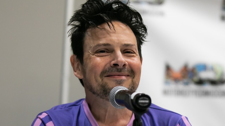 Jason Marsden souriant au micro lors d'un comic con