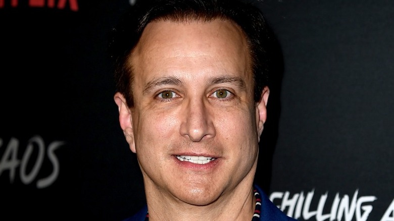 Bronson Pinchot souriant