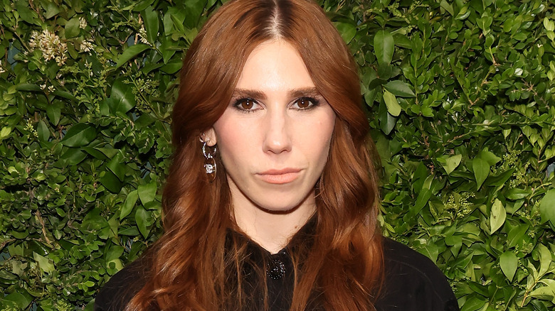 Zosia Mamet posant 