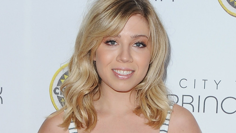 Jennette McCurdy souriante 