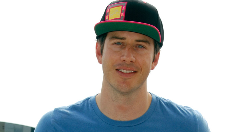 Arie Luyendyk Jr. se détend avec sa casquette