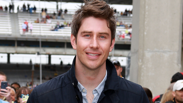 Arie Luyendyk Jr. souriant sur une piste de course