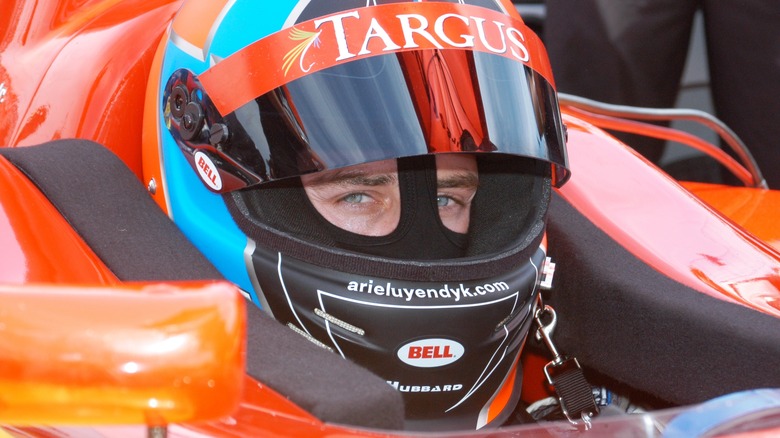 Arie Luyendyk Jr. dans un casque de course