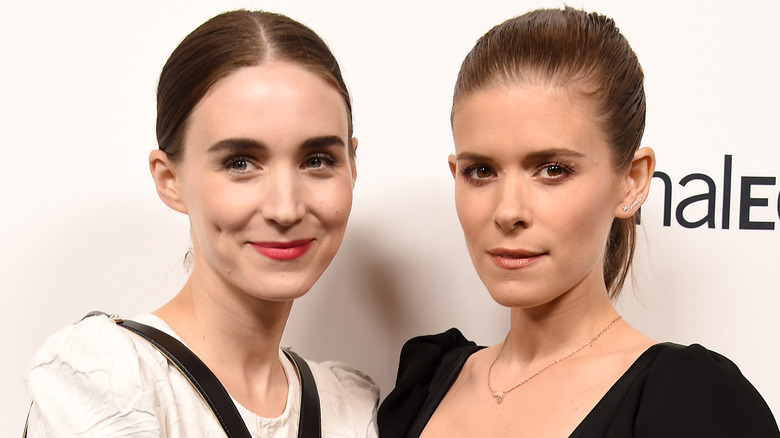 Rooney Mara et Kate Mara souriantes