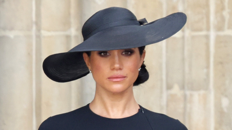 Chapeau noir de Meghan Markle