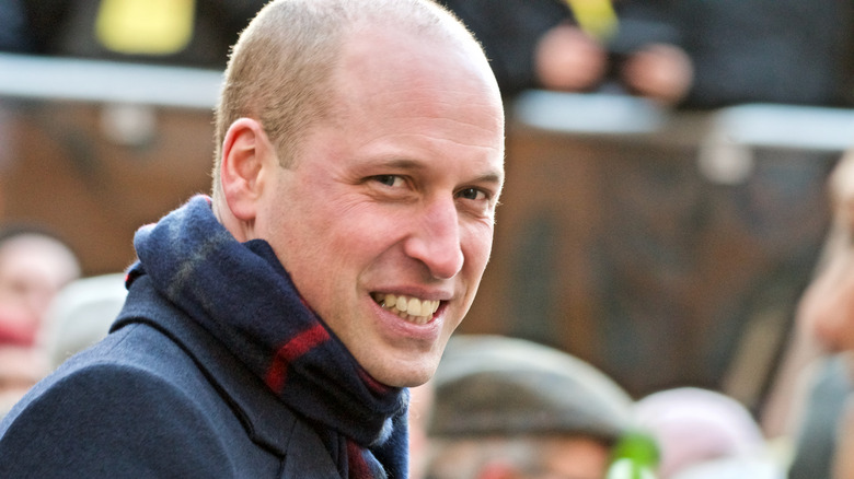 Le prince William portant une écharpe