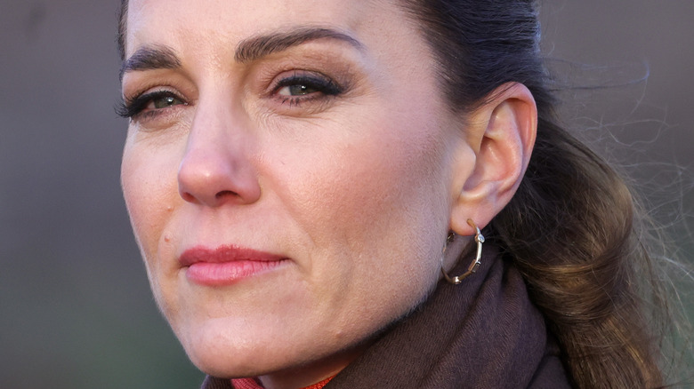 Kate Middleton porte des boucles d'oreilles