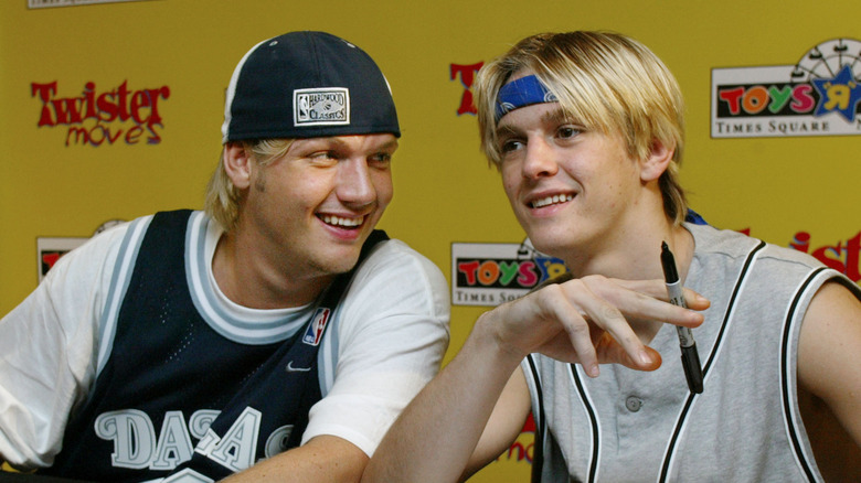 Nick et Aaron Carter souriant