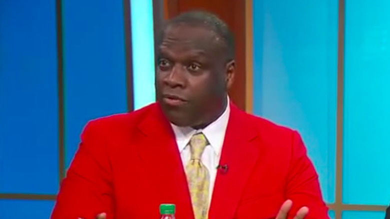 Dexter Manley en blazer rouge