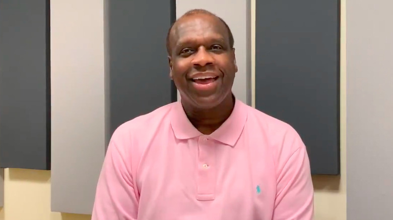 Dexter Manley en chemise rose