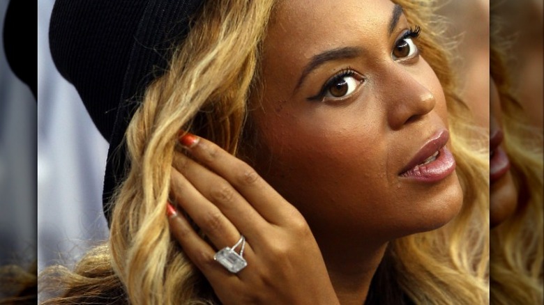 Beyoncé exhibe une énorme bague de fiançailles en diamant