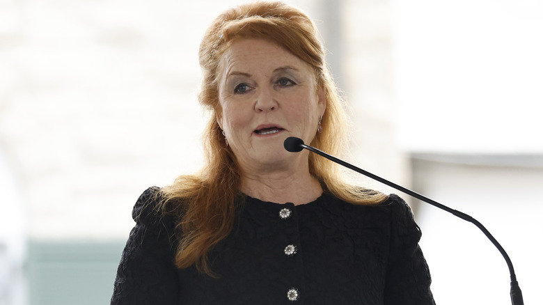 Sarah Ferguson s'exprimant sur le podium