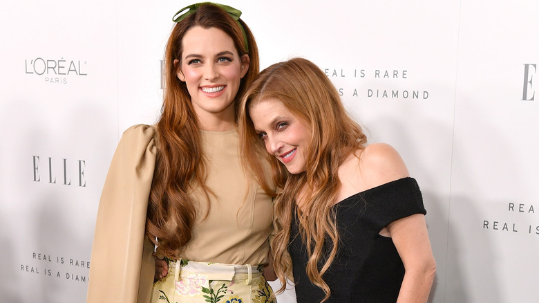 Riley Keough étreignant Lisa Marie Presley