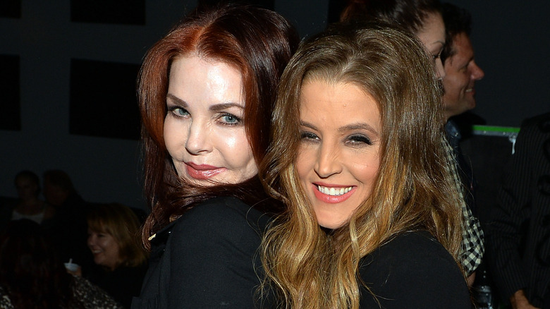 Lisa Marie Presley étreignant Priscilla Presley