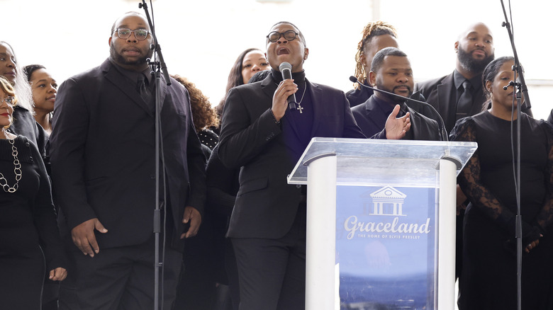 Tennessee Mass Choir chantant aux funérailles de Lisa Marie Presley