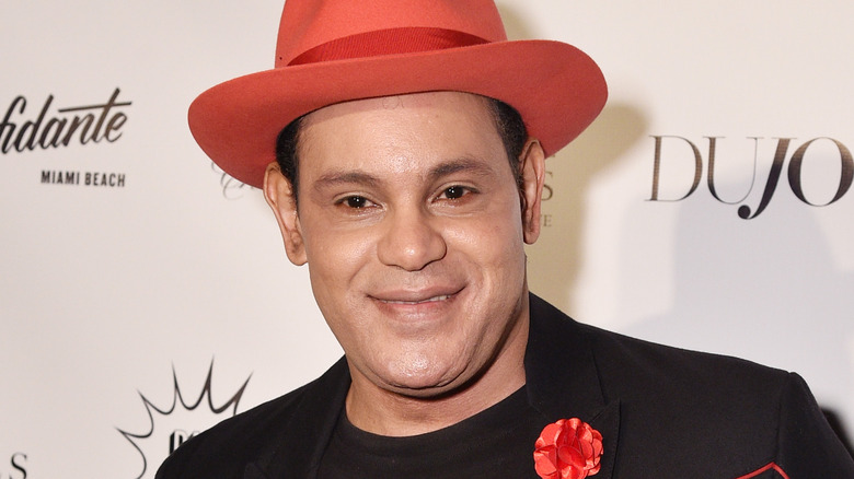 Sammy Sosa portant un chapeau rouge