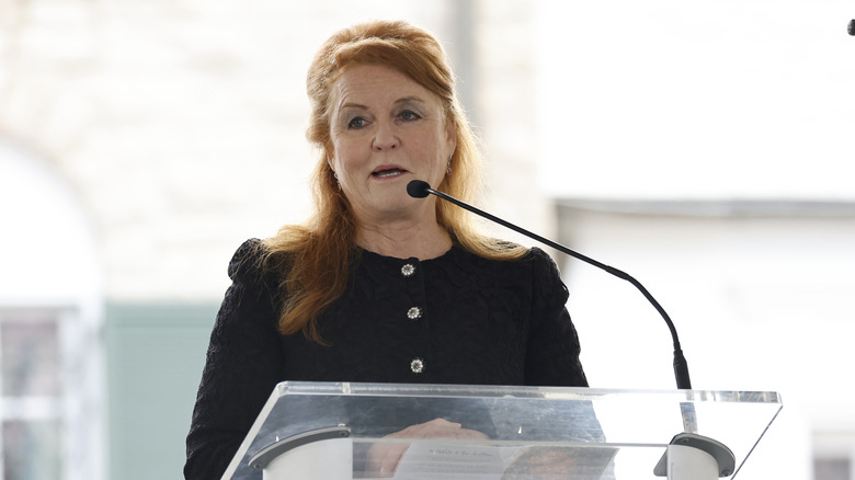 Sarah Ferguson s'exprimant lors des funérailles de Lisa Marie Presley 