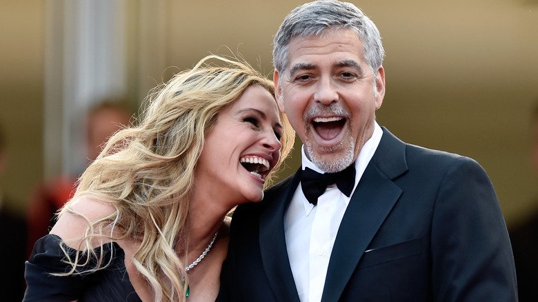 Julia Roberts et George Clooney rient sur le tapis rouge