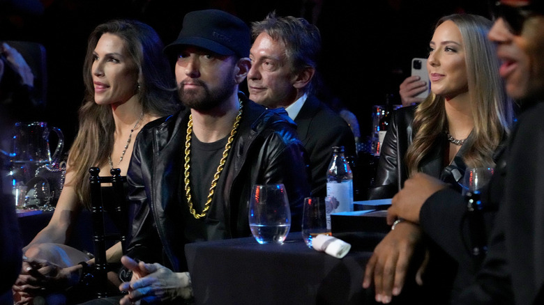 Eminem et Hailie Mathers sont assis à une table ensemble