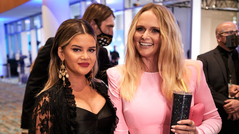 Maren Morris et Miranda Lambert souriantes