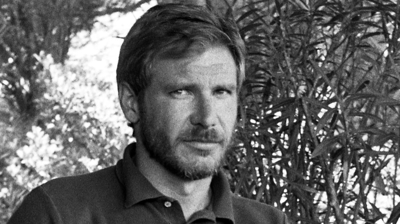 jeune Harrison Ford en noir et blanc