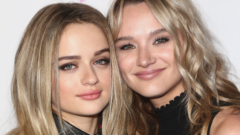 Joey King et Hunter King souriant et s'embrassant 