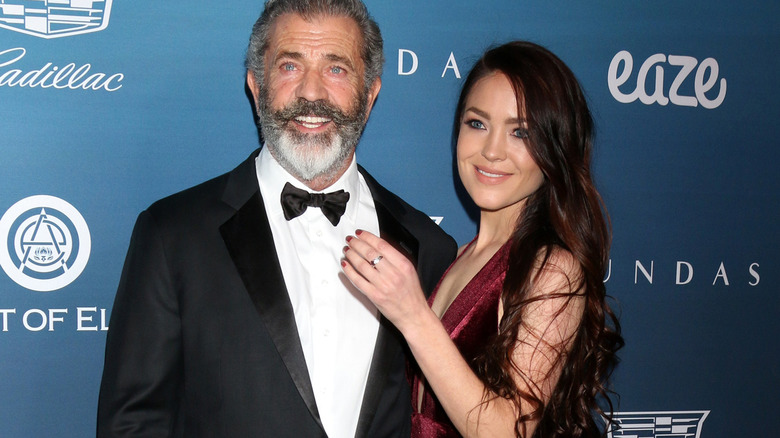 Mel Gibson et Rosalind Ross sur un tapis rouge