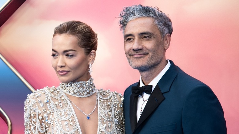 Rita Ora en robe ornée de bijoux pose avec Taika Waititi 