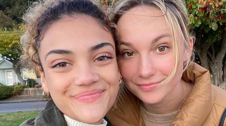 Laurie Hernandez et sa compagne Charlotte Drury souriantes