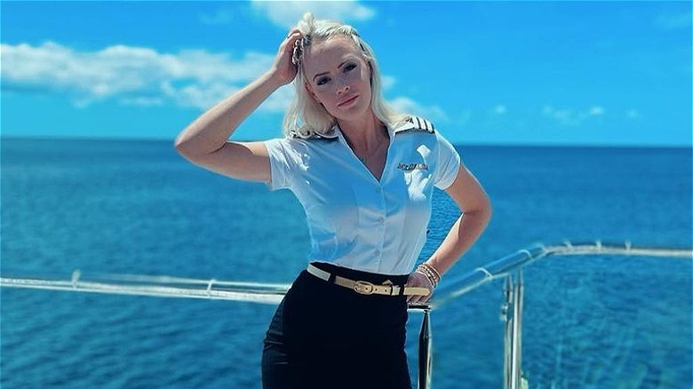 Heather Chase posant sur un yacht