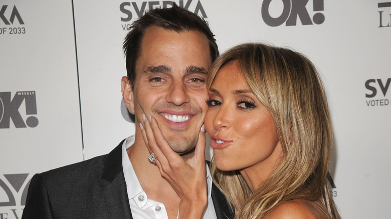 Giuliana Rancic serrant le visage de Bill Rancic