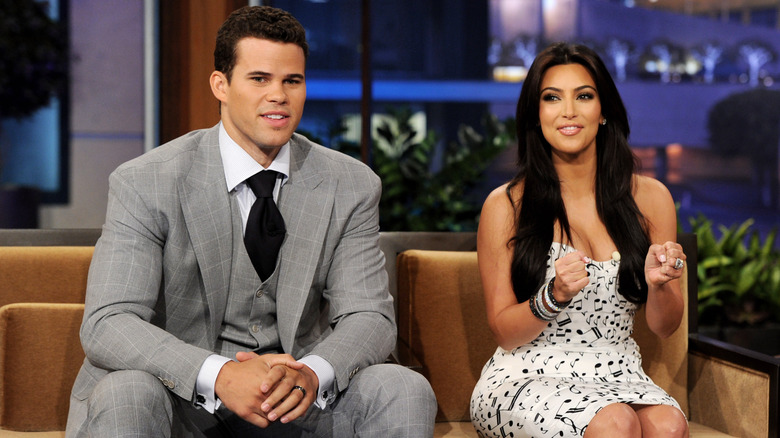 Kim Kardashian serrant les poings à côté de Kris Humphries