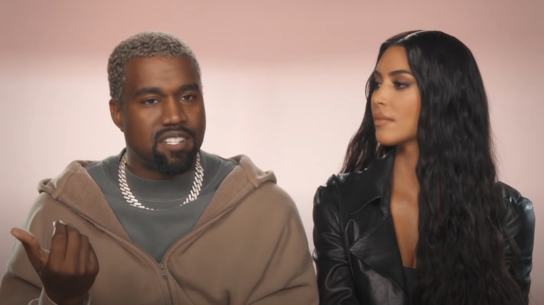 Kim Kardashian regarde Kanye West