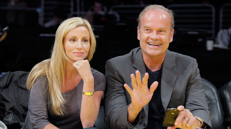 Kelsey Grammer saluant à côté de Camille Grammer