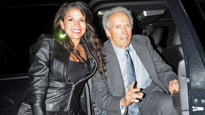 Dina Eastwood et Clint Eastwood sortent de voiture