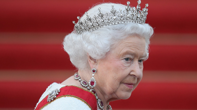 La reine Elizabeth fronçant les sourcils 