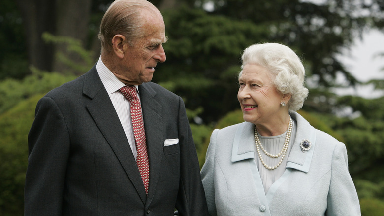 Le prince Philip et la reine Elizabeth souriant 