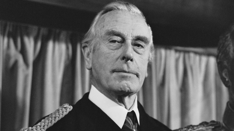 Louis Mountbatten posant 