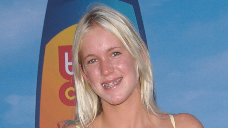 Bethany Hamilton souriante sur le tapis rouge