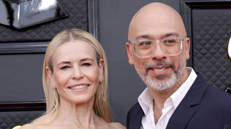 Chelsea Handler souriant avec Jo Koy