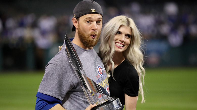 Brent Zobrist et Julianna Zobrist posant avec le trophée des World Series