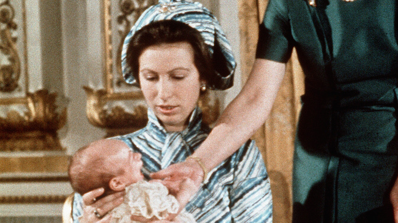 La princesse Anne tenant son bébé