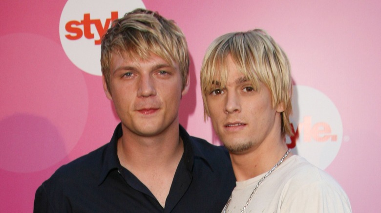 Aaron et Nick Carter posent 