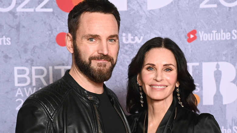 Johnny McDaid Courteney Cox souriant aux Brit Awards 2022