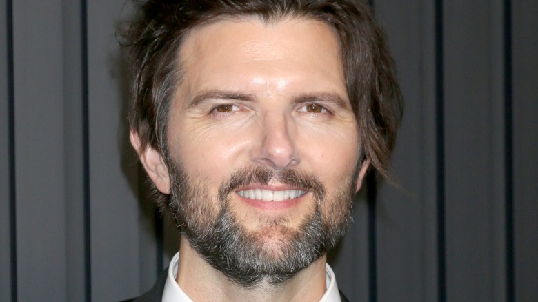 Adam Scott souriant sur le tapis rouge