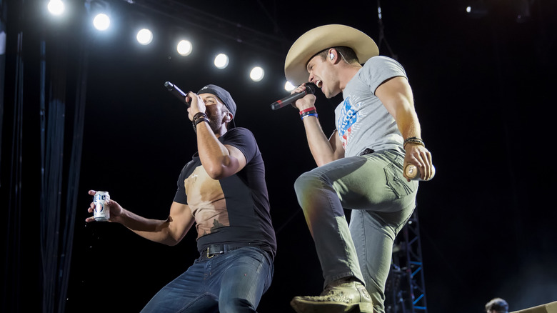 Luke Bryan et Dustin Lynch se produisent ensemble sur scène