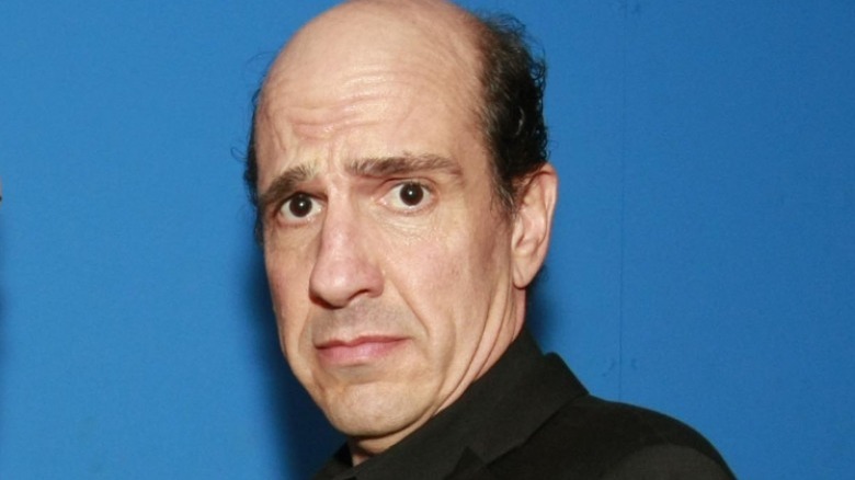 Sam Lloyd regarde la caméra