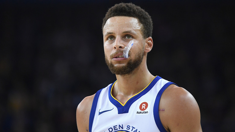 Steph Curry mordille un protège-dents lors d'un match NBA