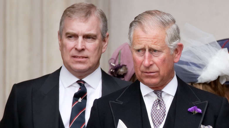 Le roi Charles III et le prince Andrew en costume 