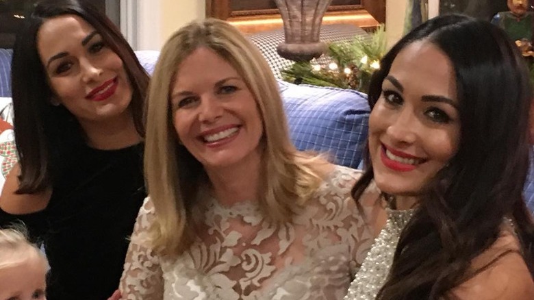 Les Bella Twins avec leur maman